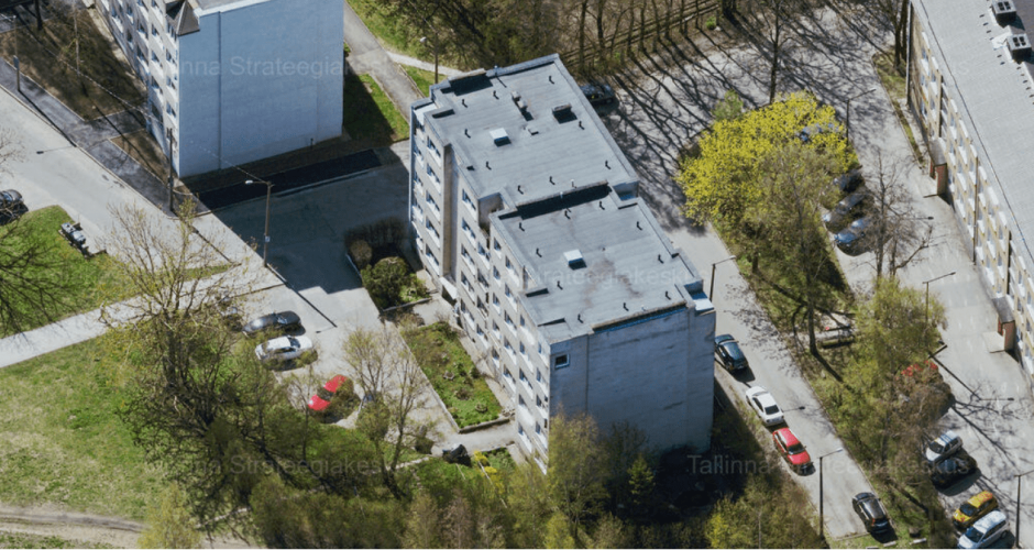 Maja drooni külgvaade rohelusest